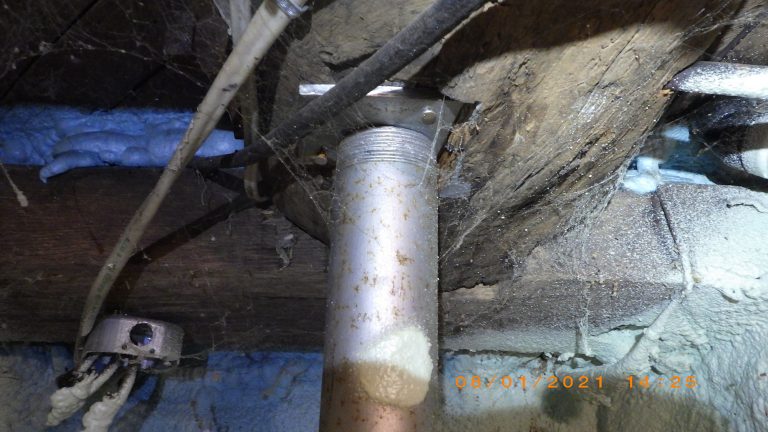 La plaque de la colonne d'acier ajustable supportant inadéquatement la poutre